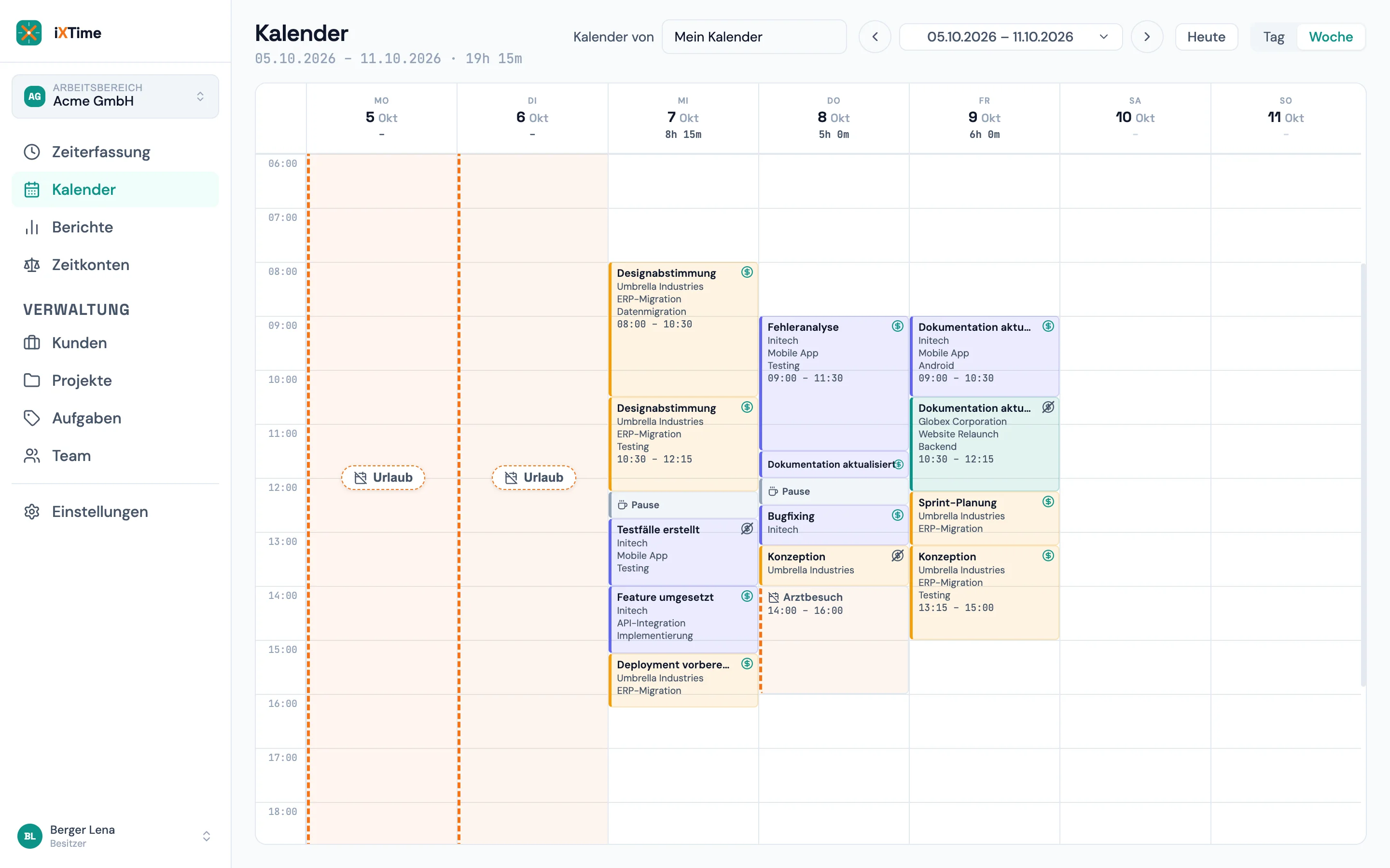 Kalender mit Abwesenheiten: ganztägige Urlaubstage als gestrichelt umrandete Bänder und eine stundenweise Abwesenheit als Block innerhalb des Tages