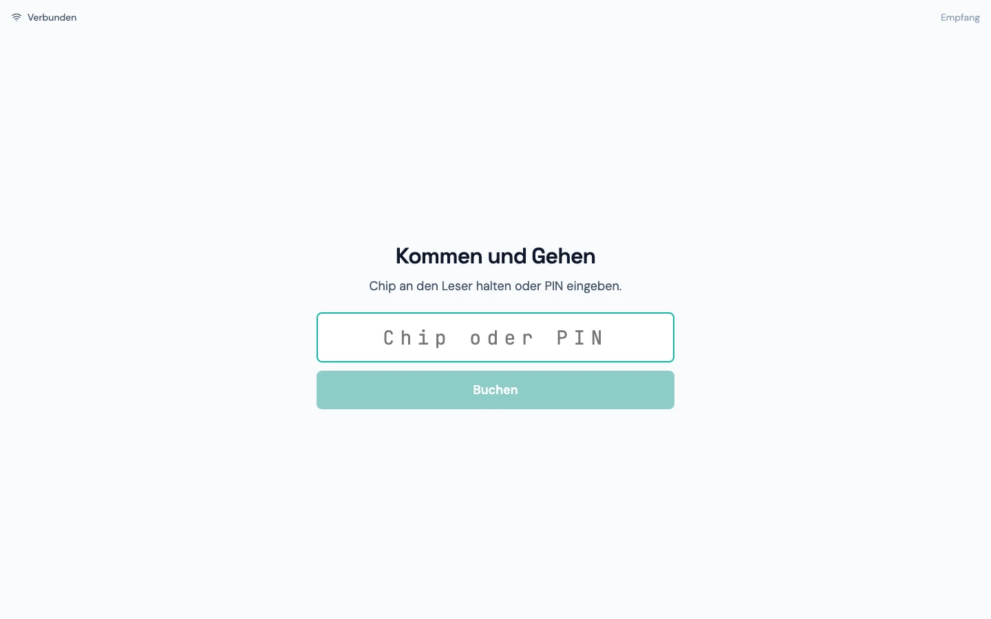 Terminal im Ruhezustand: „Kommen und Gehen“, Hinweis „Chip an den Leser halten oder PIN eingeben“ und das Eingabefeld